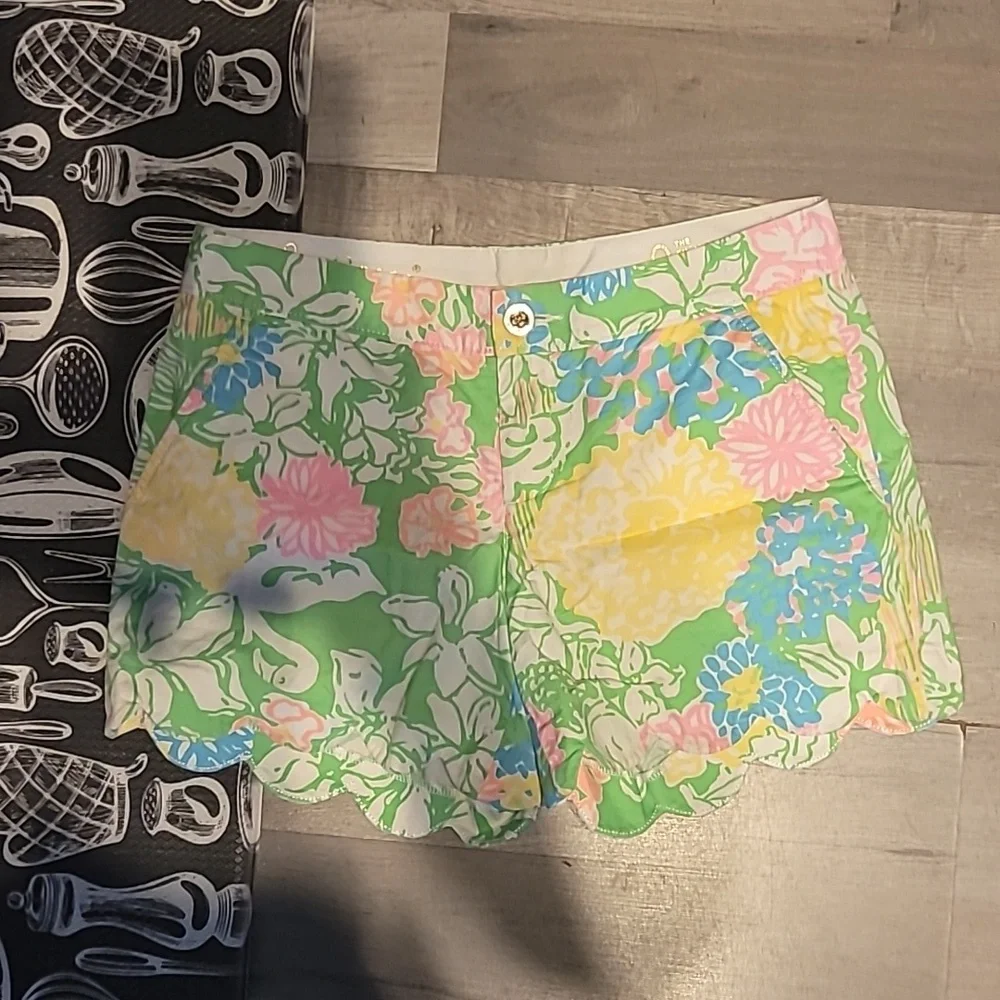 LILLY PULITZER Hibiscus Stroll Buttercup Shorts Size 0 - Picture 3 of 8